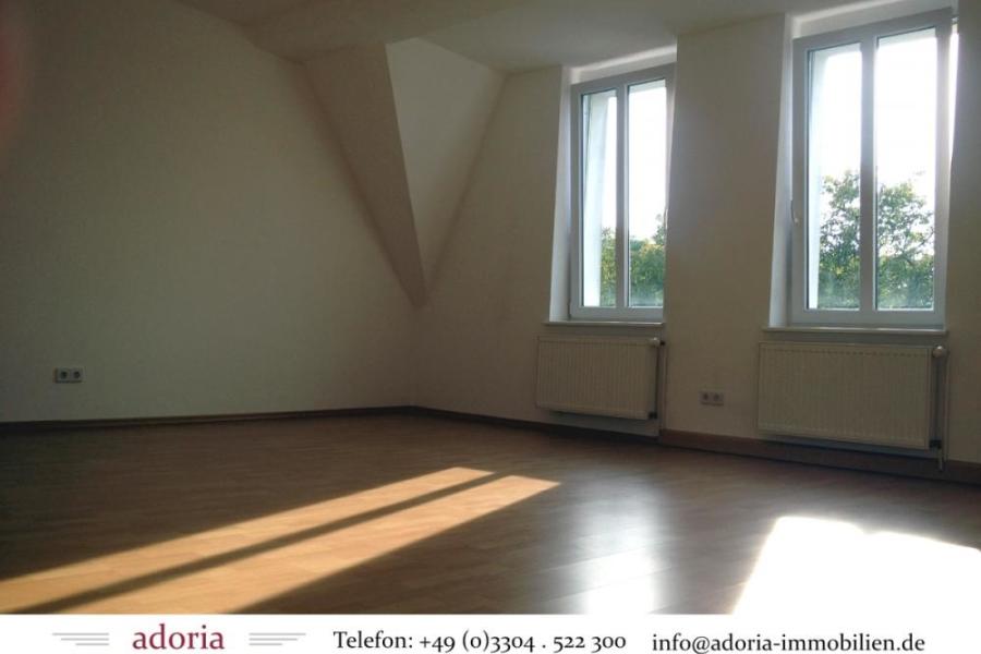Wunderschöne, helle Dachwohnung im sanierten Altbau
