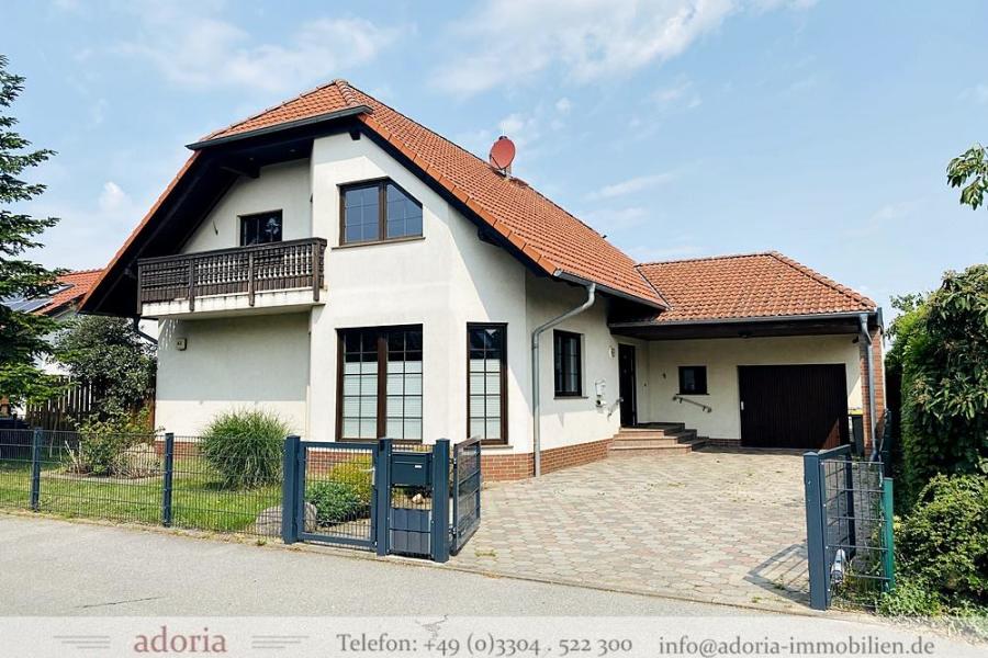 Großes EFH am Feldrand mit Balkon, Keller u. Garage * ABDICHTUNG KELLER NOCH NÖTIG *