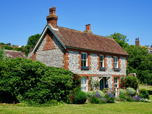 Haus geerbt: Eigennutzung, Vermieten oder Verkaufen? altest_steinhaus_pexels-mike-b-463996_web.jpg